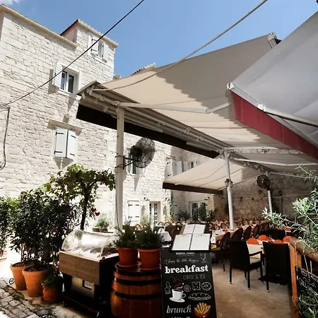 Teuta Gostinjska kuća 3*