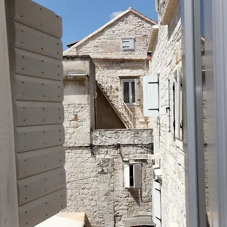 Teuta Πανσιόν Τρογκίρ