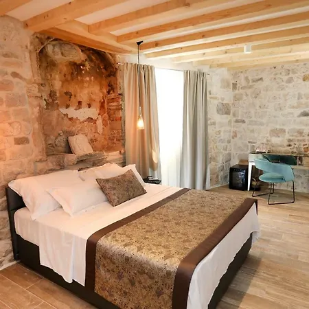 Teuta Πανσιόν Τρογκίρ