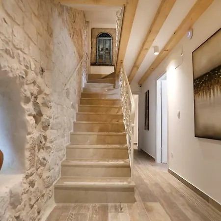 Teuta Πανσιόν Τρογκίρ